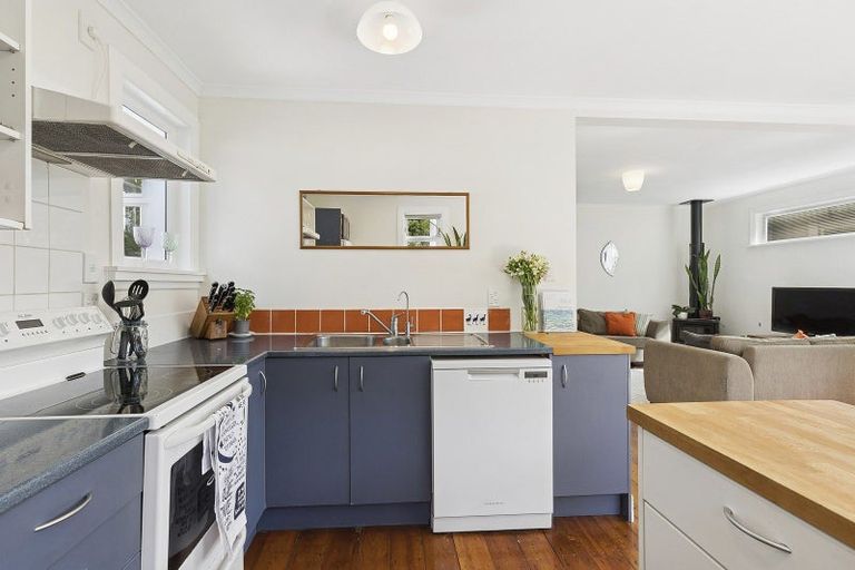 Photo of property in 33 Edinburgh Terrace, Berhampore, Wellington, 6023