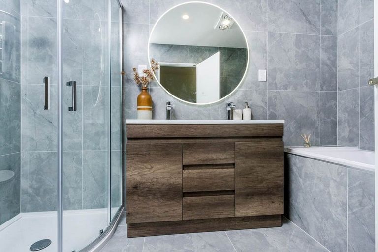 Photo of property in 5 Papa Takaro Lane, Flat Bush, Auckland, 2019