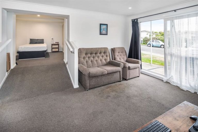Photo of property in 3 Terrance Grove, Paparangi, Wellington, 6037