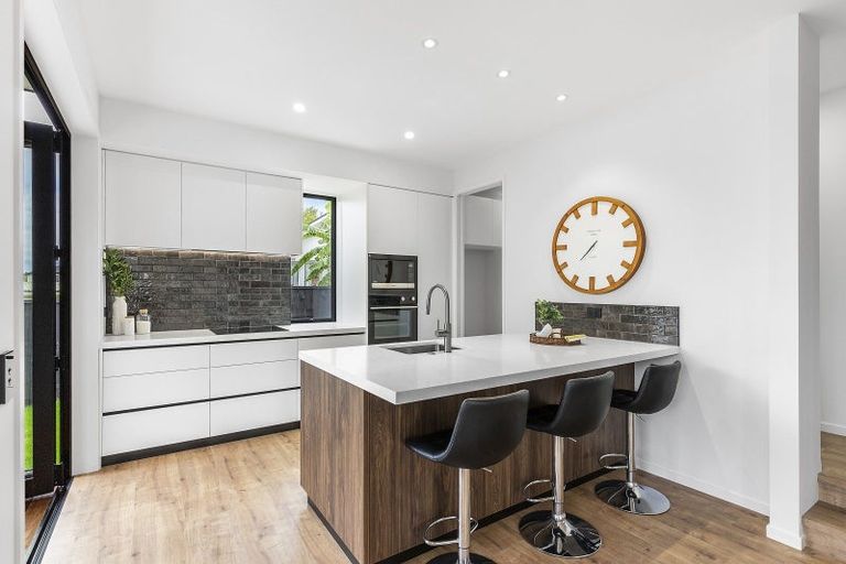 Photo of property in 1 The Crest, Sunnyhills, 2010