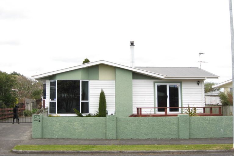 Photo of property in 16 Riversdale Drive, Merrilands, New Plymouth, 4312