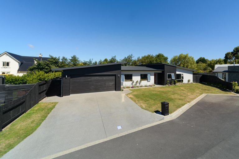 Photo of property in 6 D'urville Place, Kelvin Grove, Palmerston North, 4414