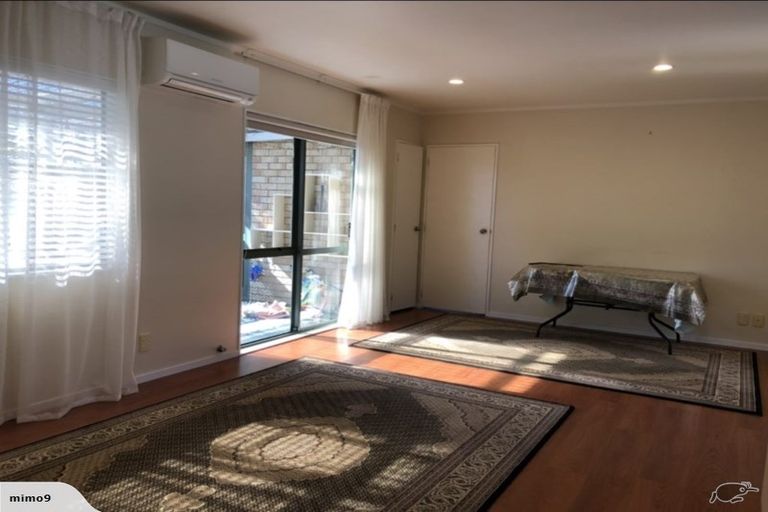 Photo of property in 4/520 Don Buck Road, Westgate, Auckland, 0614