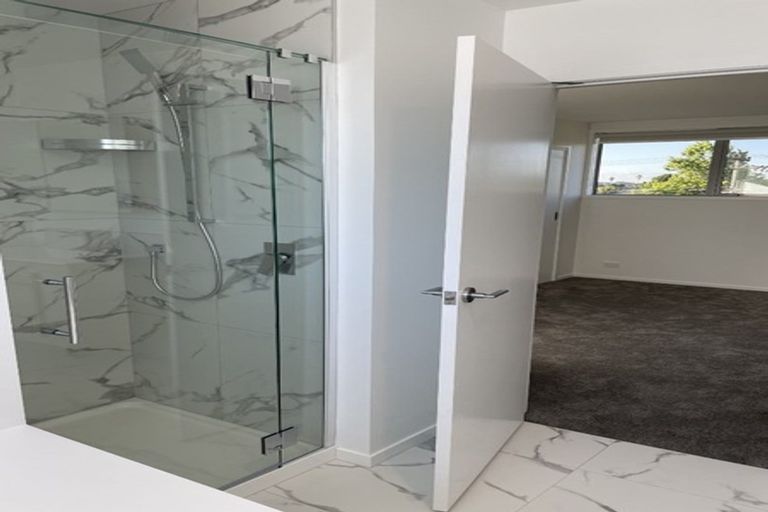 Photo of property in 2/8 Yeovil Road, Te Atatu Peninsula, Auckland, 0610