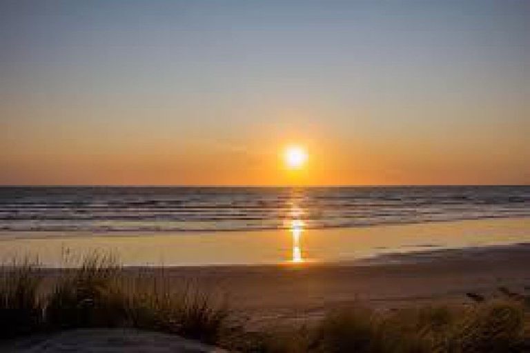 Photo of property in 37 Marine Parade South, Foxton Beach, Foxton, 4815