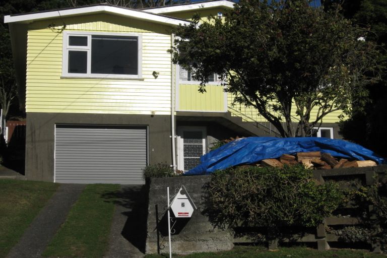 Photo of property in 6 Royston Way, Newlands, Wellington, 6037