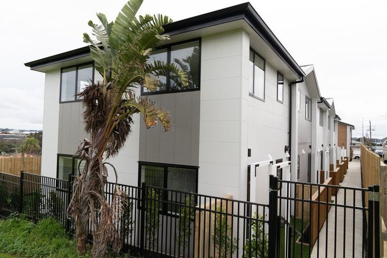 Photo of property in 52a Vodanovich Road, Te Atatu South, Auckland, 0610