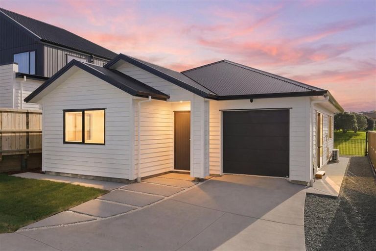 Photo of property in 50 Whakairo Crescent, Gulf Harbour, Whangaparaoa, 0930