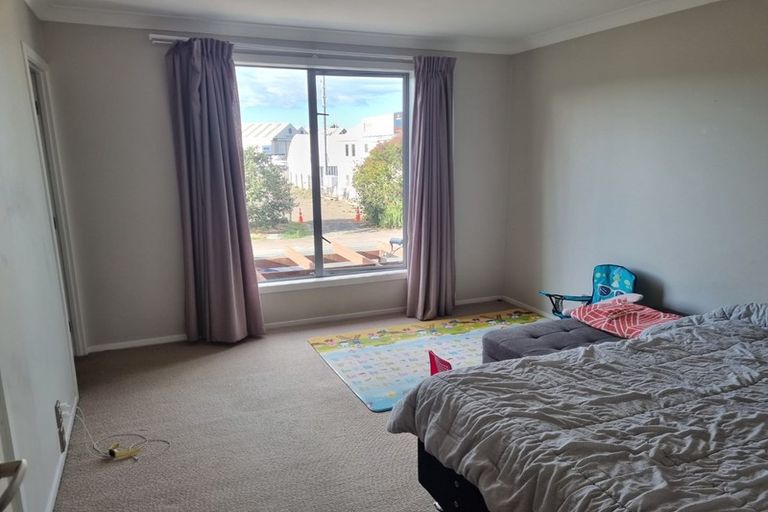 Photo of property in 9b Clearwater Cove, West Harbour, Auckland, 0618
