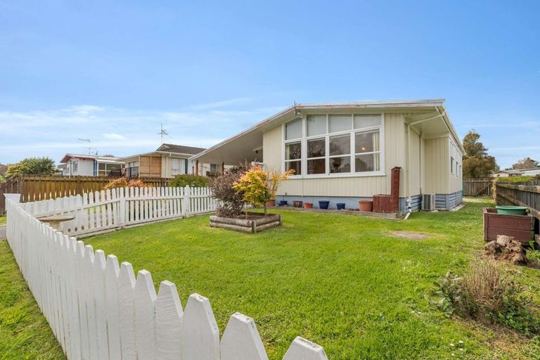 Photo of property in 23 Fernleigh Avenue, Waiuku, 2123