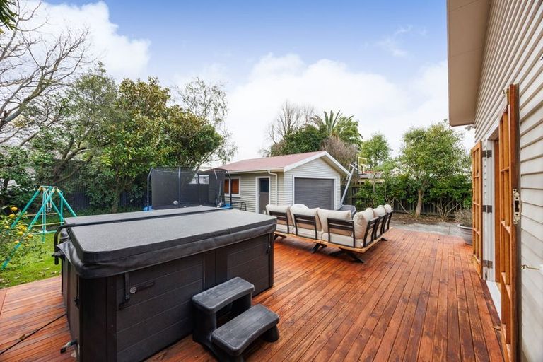 Photo of property in 14 Rangitane Street, Palmerston North, 4414