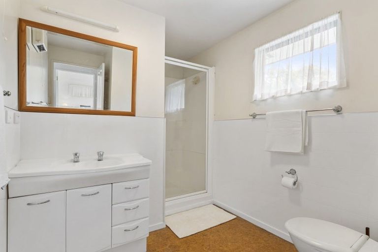 Photo of property in 2/47 Glencoe Road, Browns Bay, Auckland, 0630