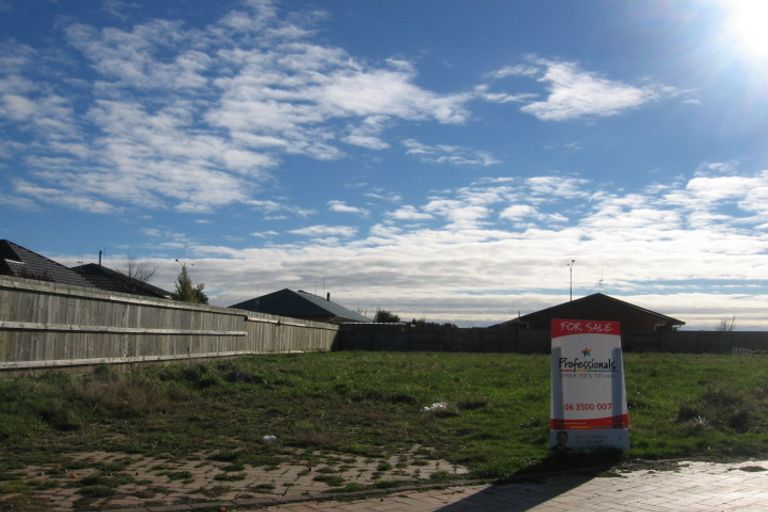 Photo of property in 3 Crabapple Close, Milson, Palmerston North, 4414