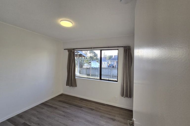 Photo of property in 1/18a Neal Avenue, Glenfield, Auckland, 0629