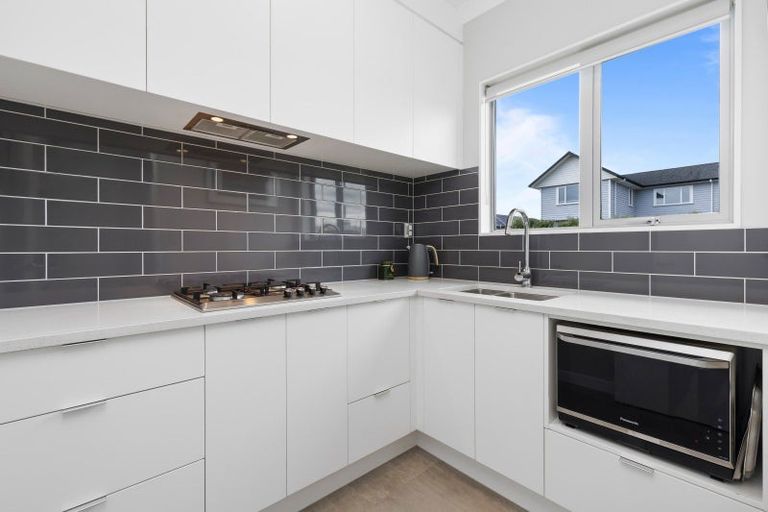 Photo of property in 16 Walter Ruddock Avenue, Kumeu, 0810