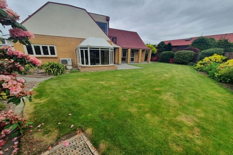 Photo of property in 28 Derenzy Place, Avonhead, Christchurch, 8042
