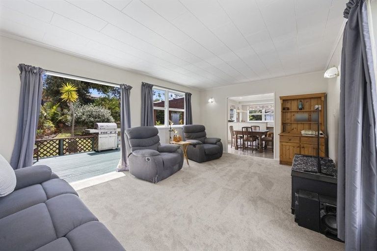 Photo of property in 38 Chatsworth Crescent, Pakuranga Heights, Auckland, 2010