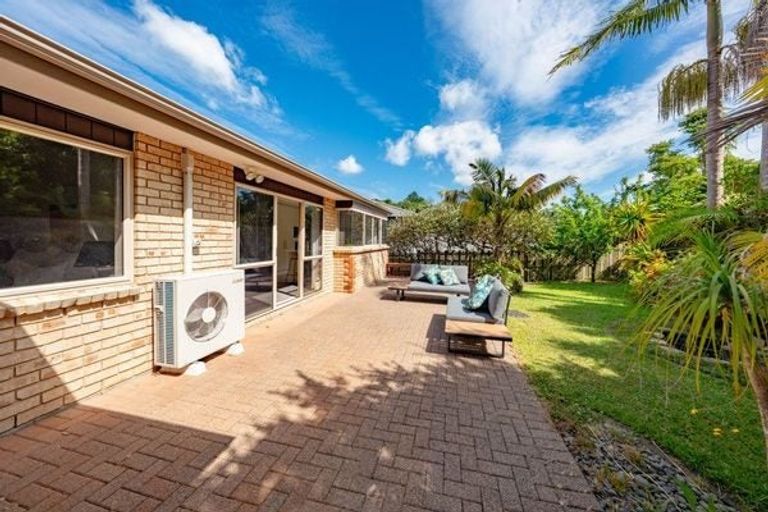 Photo of property in 8 Landvale Court, Browns Bay, Auckland, 0630
