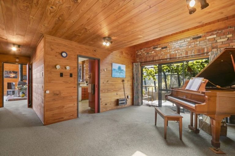 Photo of property in 266 Normandale Road, Normandale, Lower Hutt, 5010