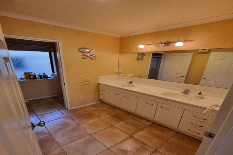 Photo of property in 3 Cricklade Terrace, Windsor Park, Auckland, 0632