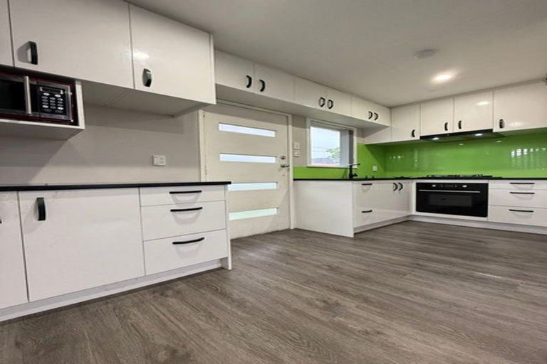 Photo of property in 4 Beaubank Road, Kelston, Auckland, 0602
