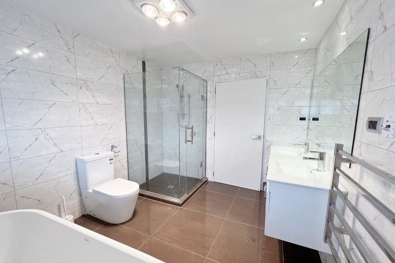 Photo of property in 115e Sturges Road, Henderson, Auckland, 0612