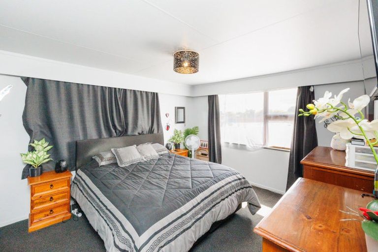 Photo of property in 16 Dunk Place, Milson, Palmerston North, 4414