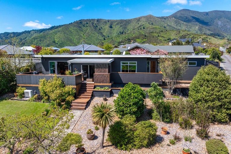 Photo of property in 11 Glentui Place, Waikawa, Picton, 7220