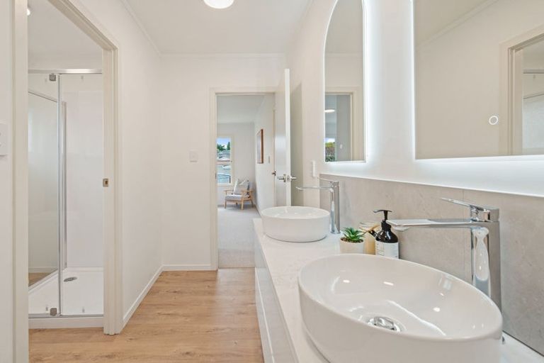 Photo of property in 42 Ray Small Drive, Pahurehure, Papakura, 2113