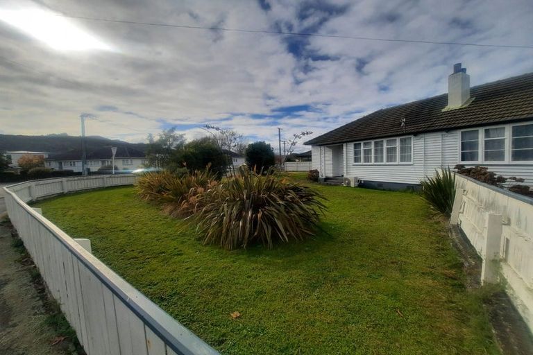 Photo of property in 2 Savage Crescent, Upper Hutt Central, Upper Hutt, 5018