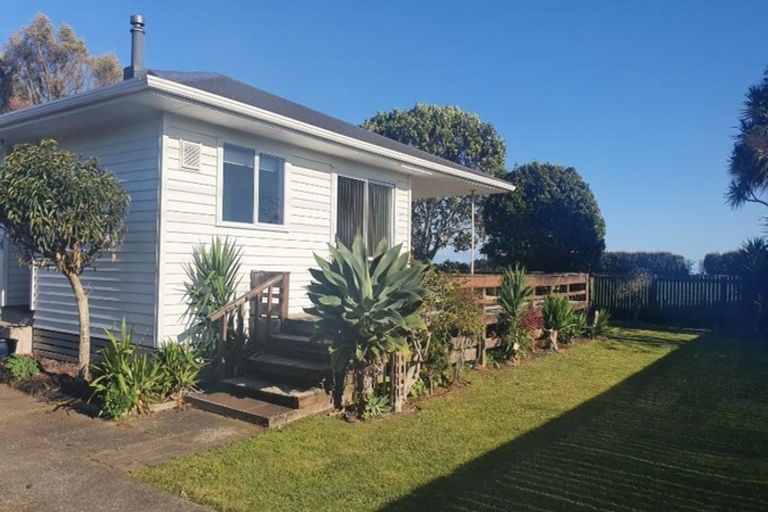 Photo of property in 11 Beach Road, Omata, New Plymouth, 4374
