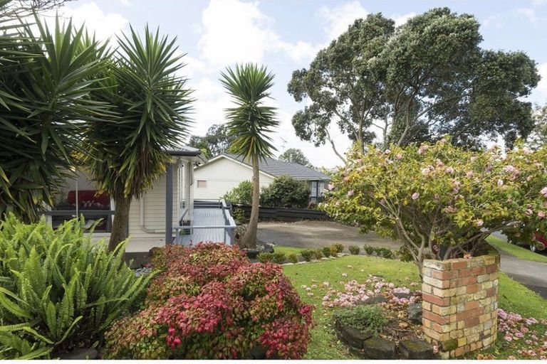 Photo of property in 1/8 Borrowdace Avenue, Botany Downs, Auckland, 2010