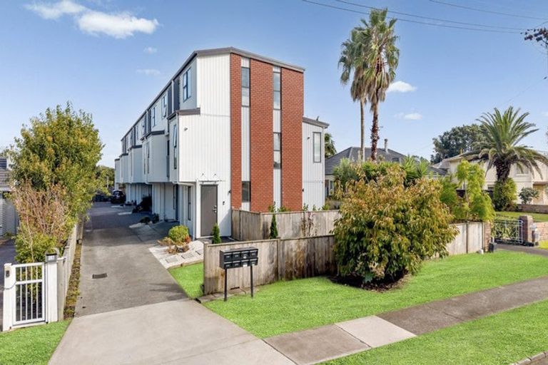 Photo of property in 3/14 Kerswill Place, Pakuranga, Auckland, 2010