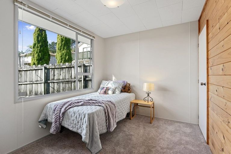 Photo of property in 1/17 Grenadine Place, Unsworth Heights, Auckland, 0632