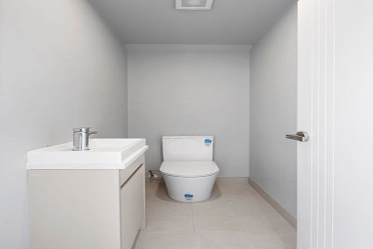 Photo of property in 8 Taipahitini Road, Rosehill, 2113