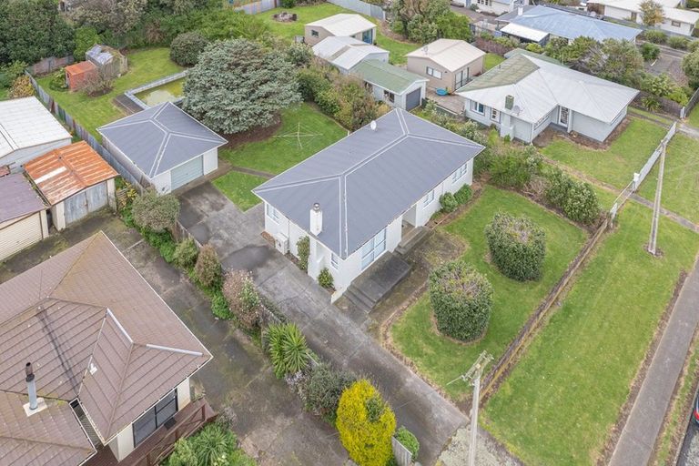 Photo of property in 16 Laird Street, Castlecliff, Whanganui, 4501