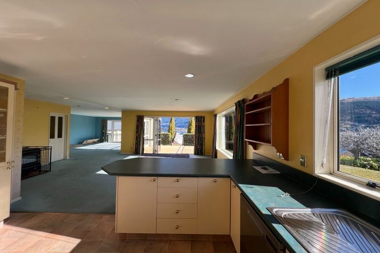 Photo of property in 2 Garland Terrace, Kelvin Heights, Queenstown, 9300