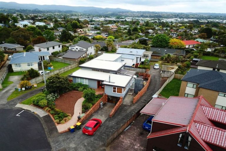 Photo of property in 3 Hillary Heights Avenue, Glendene, Auckland, 0602