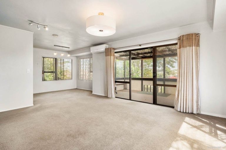 Photo of property in 2/878 East Coast Road, Northcross, Auckland, 0630