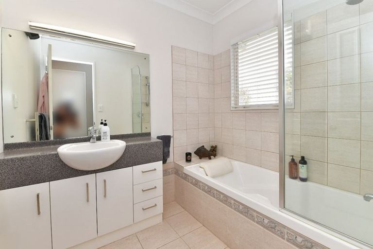 Photo of property in 168 Lakeside Drive, Orewa, 0931