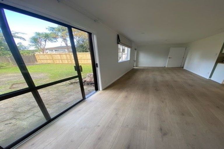 Photo of property in 25 Taipari Road, Te Atatu Peninsula, Auckland, 0610