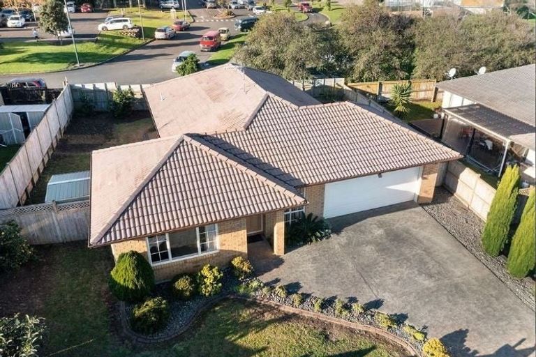 Photo of property in 18 Villino Place, Randwick Park, Auckland, 2105