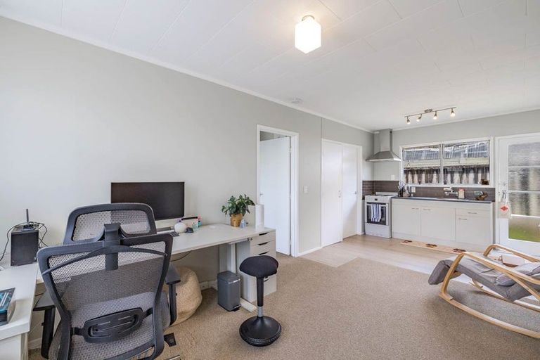 Photo of property in 21 Kamara Road, Glen Eden, Auckland, 0602