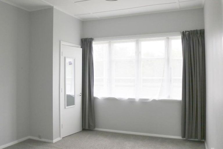 Photo of property in 114 Cambridge Terrace, Fairfield, Lower Hutt, 5011