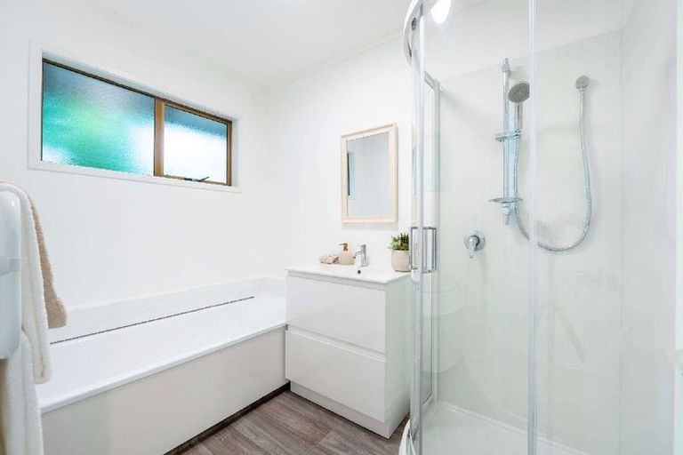 Photo of property in 32 Rosecamp Road, Beach Haven, Auckland, 0626