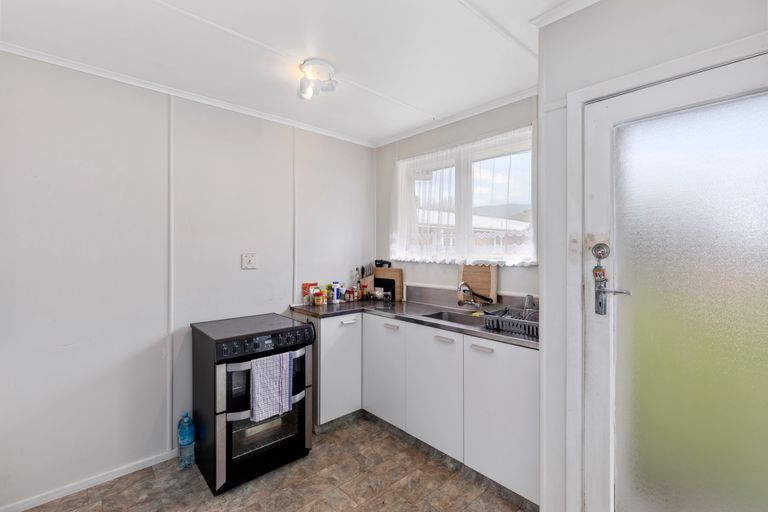 Photo of property in 1/1033 Fergusson Drive, Clouston Park, Upper Hutt, 5018