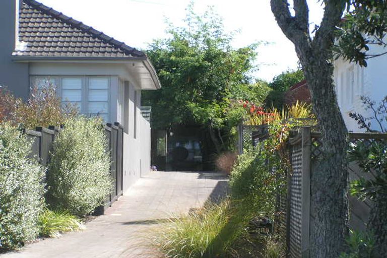 Photo of property in 1/23 Seaview Avenue, Northcote, Auckland, 0627