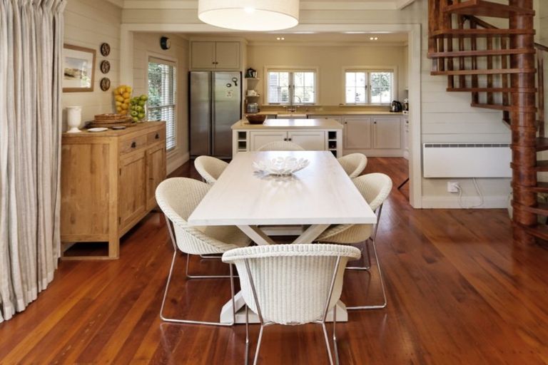 Photo of property in 100 Garden Road, Piha, New Lynn, 0772