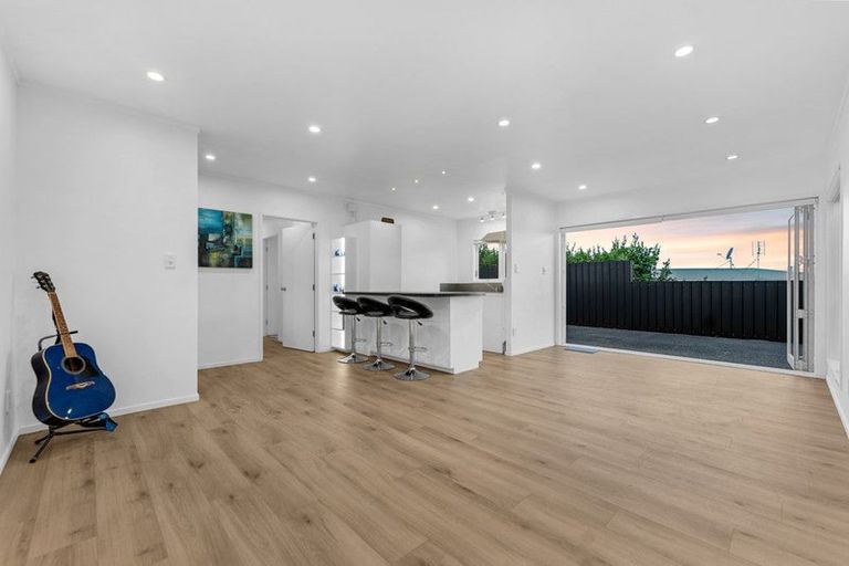 Photo of property in 2/44 Waimumu Road, Massey, Auckland, 0614