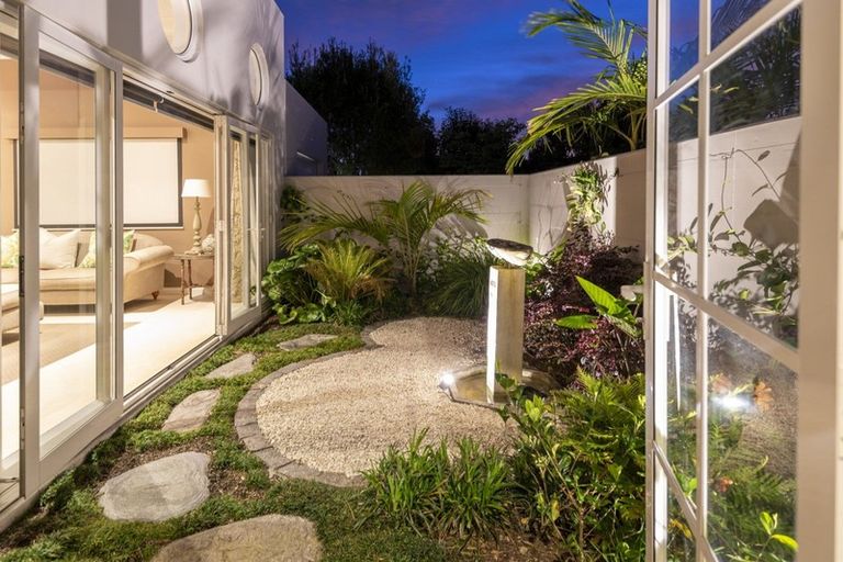 Photo of property in 42 Manor Park, Sunnyhills, Auckland, 2010